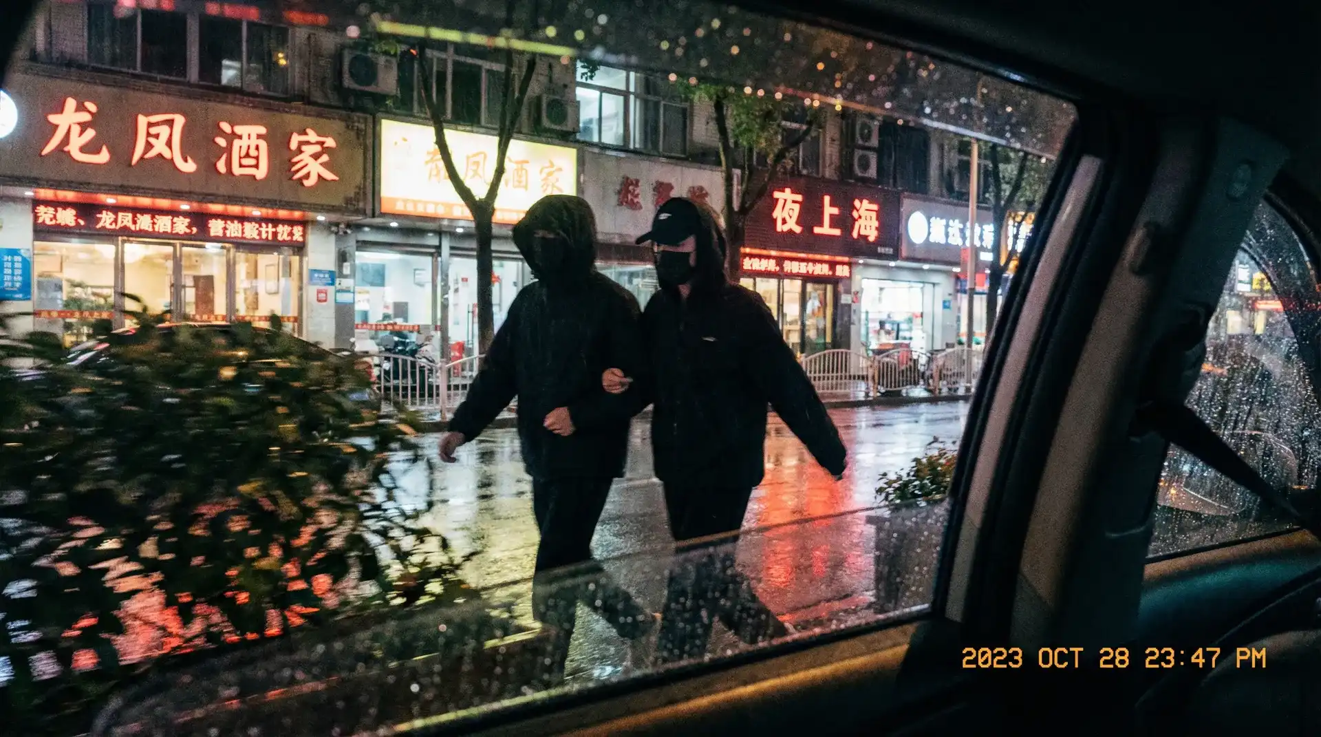 ai一键去衣网站免费 - 顶流明星深夜密会现场抓拍照片